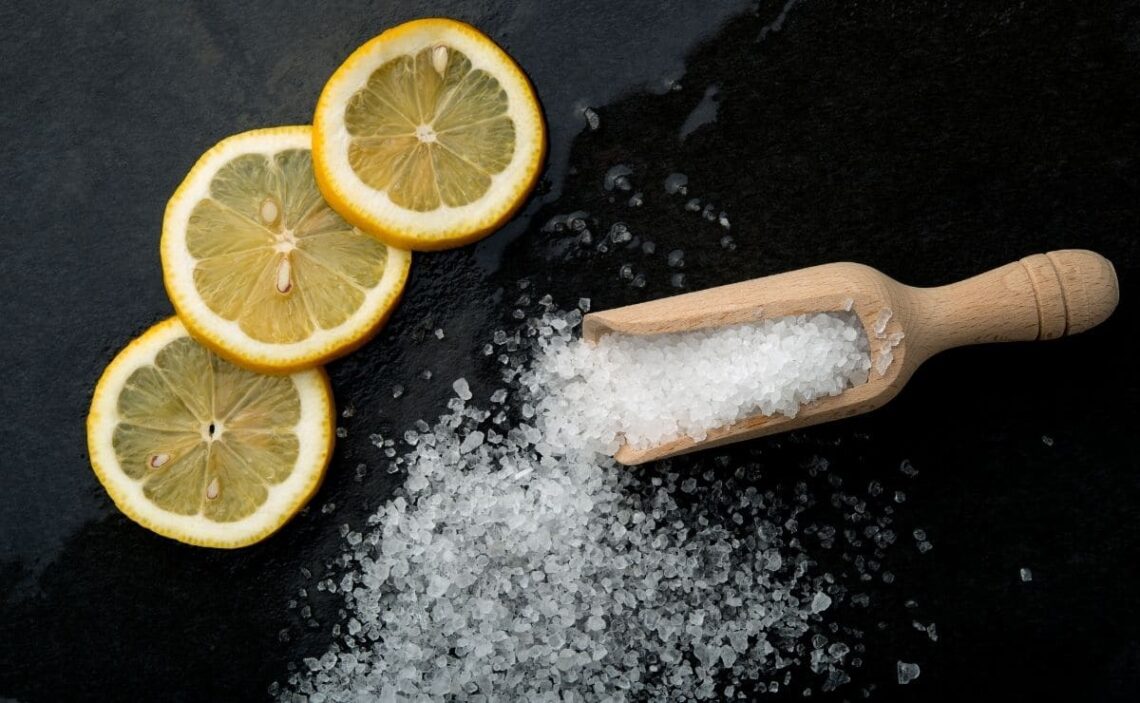 ¿Es malo tomar limón con sal?