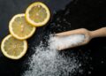 ¿Es malo tomar limón con sal?