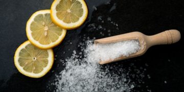 ¿Es malo tomar limón con sal?