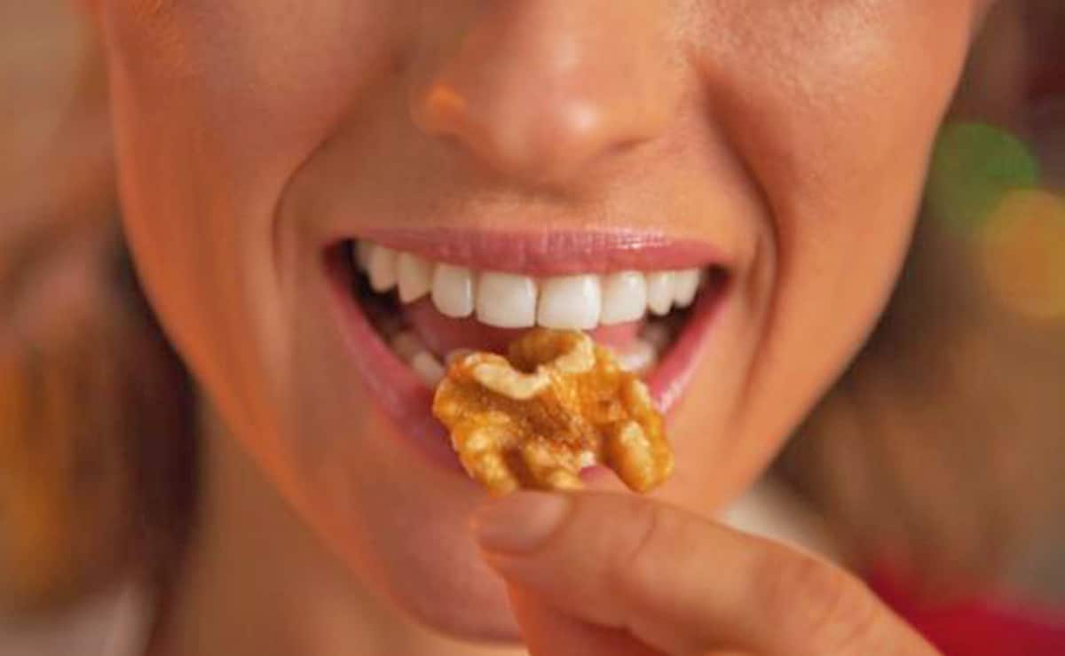 Mujer comiendo una nuez