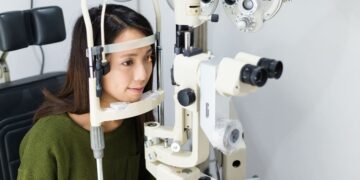Persona con autismo se somete a una prueba ocular