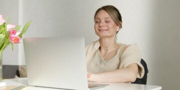 Persona con discapacidad busca información en la web del IMSERSO sobre las ayudas a la discapacidad