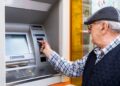 Persona mayor sacando dinero en un cajero automático Banco de España