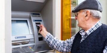 Persona mayor sacando dinero en un cajero automático Banco de España