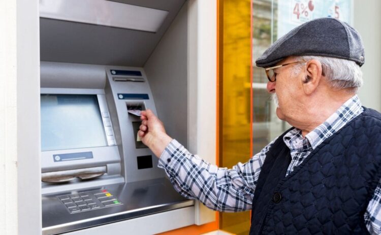 Persona mayor sacando dinero en un cajero automático Banco de España