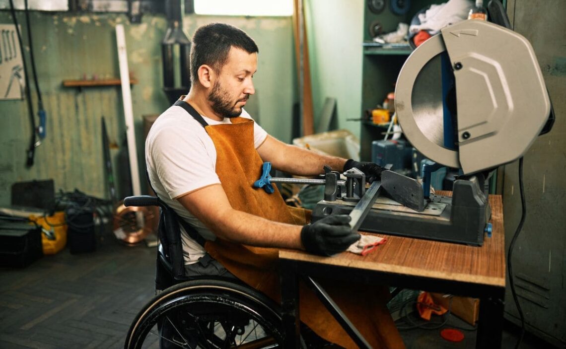 Persona con discapacidad en su puesto de empleo