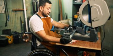 Persona con discapacidad en su puesto de empleo