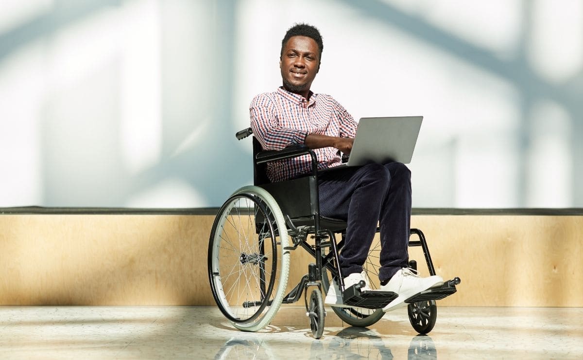 persona con discapacidad empleo estudiante ordenador silla de ruedas