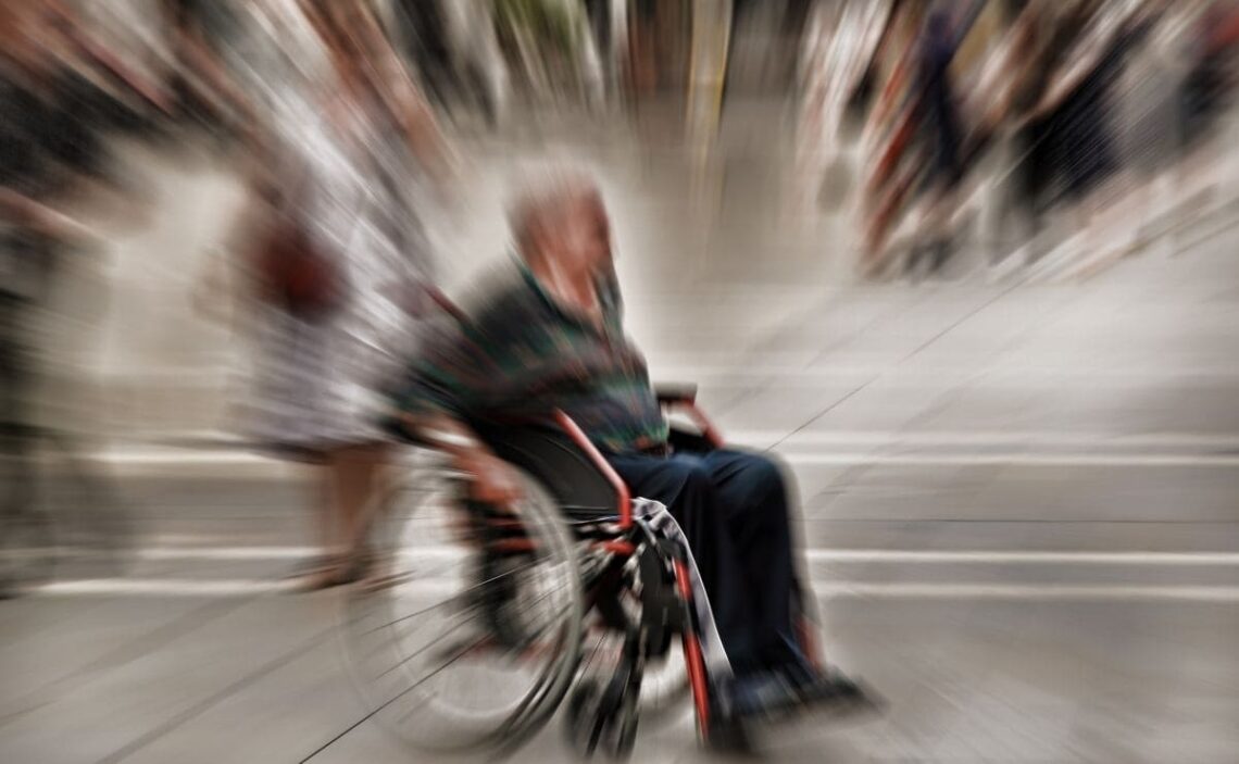 persona con discapacidad en silla de ruedas