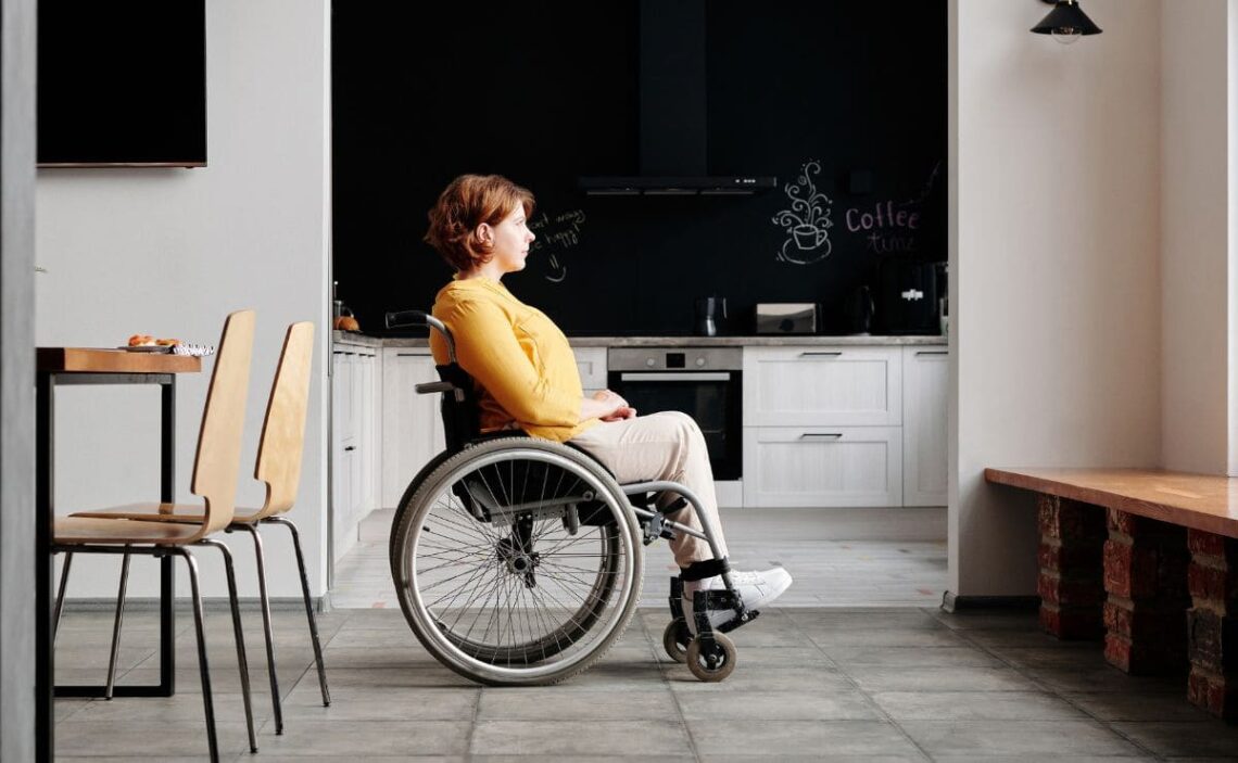 Persona con discapacidad en silla de ruedas que puede optar a las ayudas al emprendimiento de Fundación ONCE