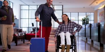 Persona con discapacidad física en silla de ruedas en un hotel
