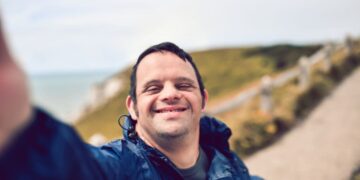 Persona con discapacidad intelectual se hace un selfie