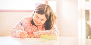 Persona con discapacidad intelectual escribiendo