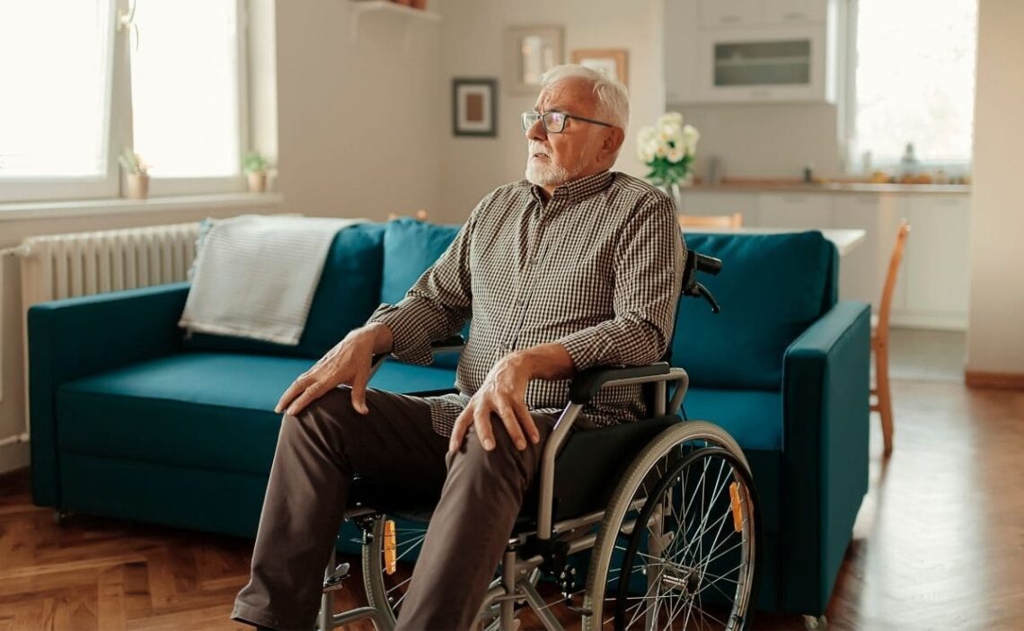 Persona con discapacidad orgánica en silla de ruedas