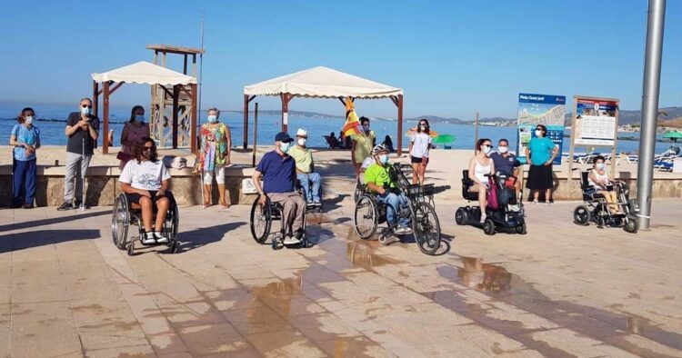 Personas con discapacidad protestando en la playa de Palma