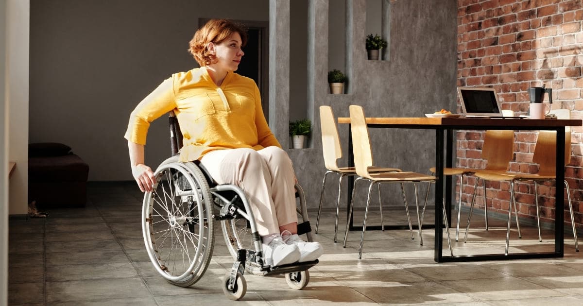 persona con discapacidad silla de ruedas