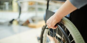 Persona con discapacidad en silla de ruedas accesibilidad
