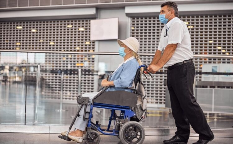 persona con discapacidad silla de ruedas aeropuerto iberia