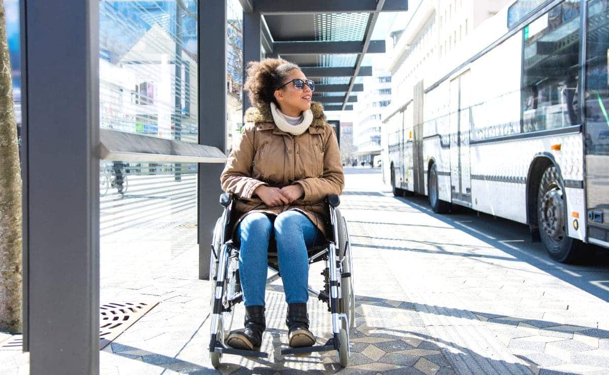 Persona con discapacidad que se beneficia de subsidio SMGT del IMSERSO