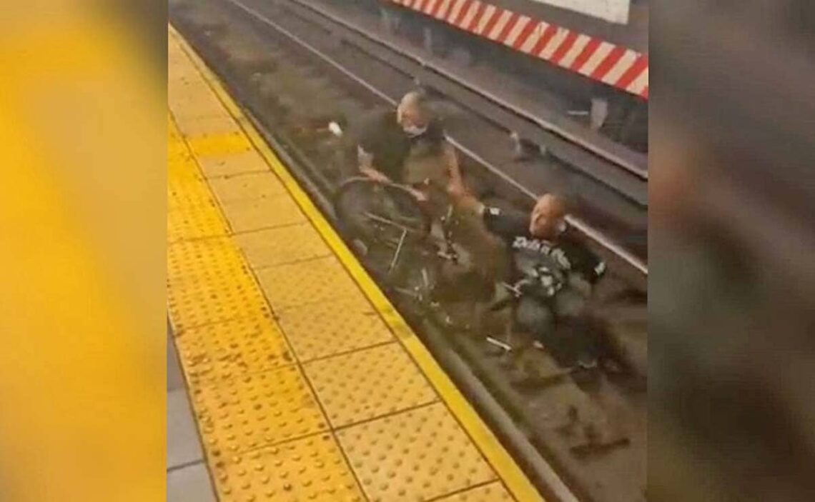 persona con discapacidad silla de ruedas cae vias del tren