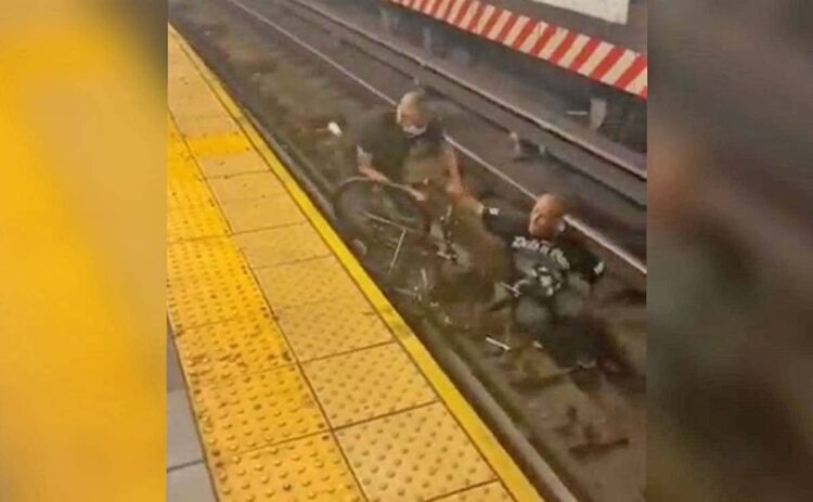 persona con discapacidad silla de ruedas cae vias del tren