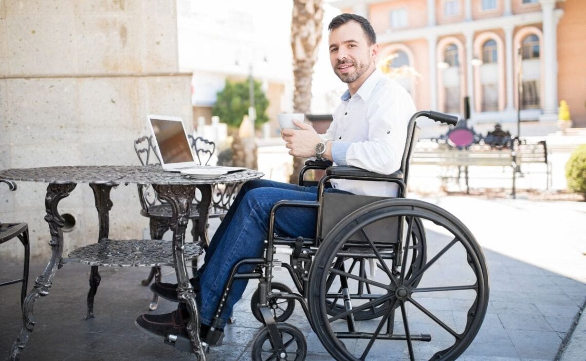 persona con discapacidad silla de ruedas restaurante