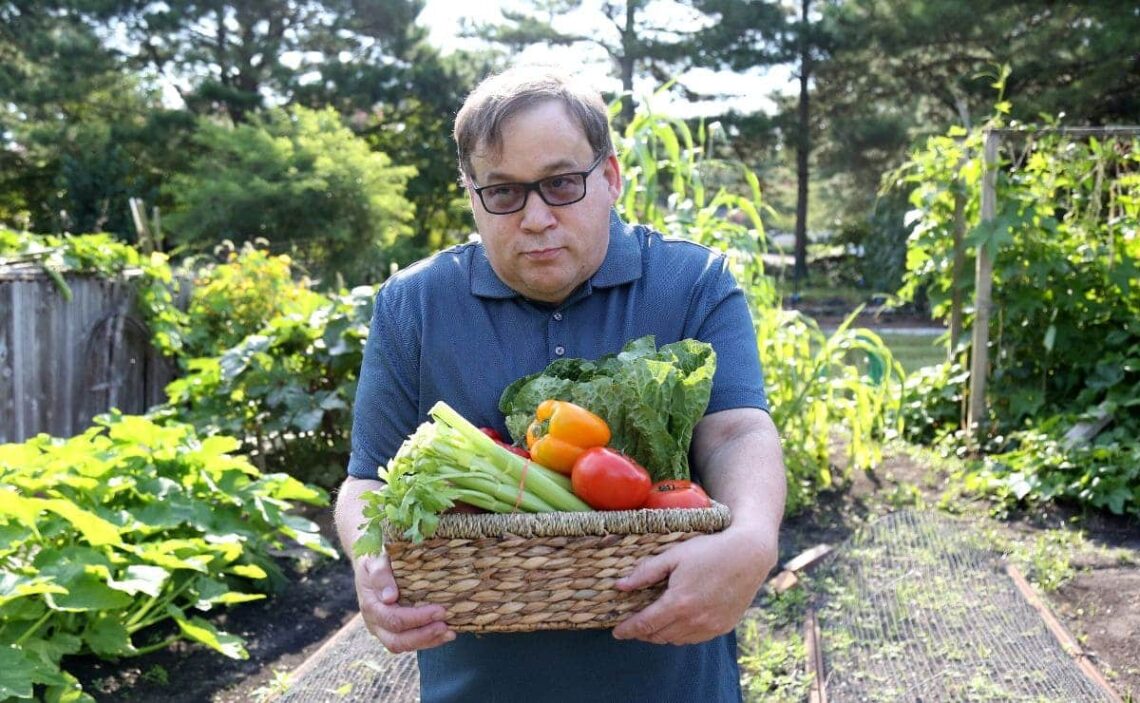 Persona con discapacidad trabajando en un huerto