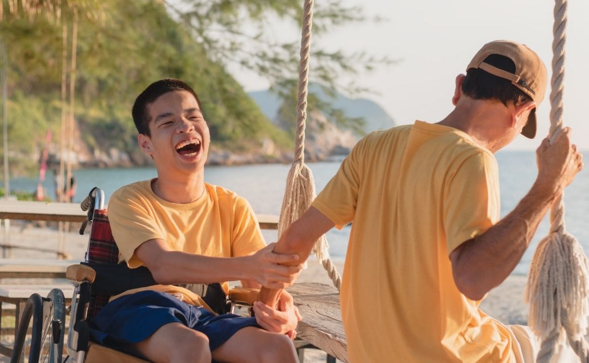 Persona con discapacidad disfruta en una playa de Mallorca