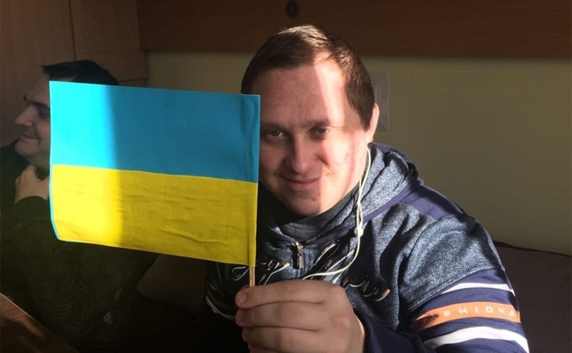 Persona con discapacidad intelectual con una bandera de Ucrania