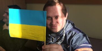Persona con discapacidad intelectual con una bandera de Ucrania