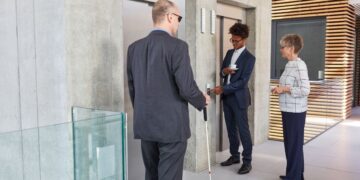 persona con discapacidad visual hotel accesibilidad