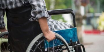 Persona con esclerosis múltiple en silla de ruedas