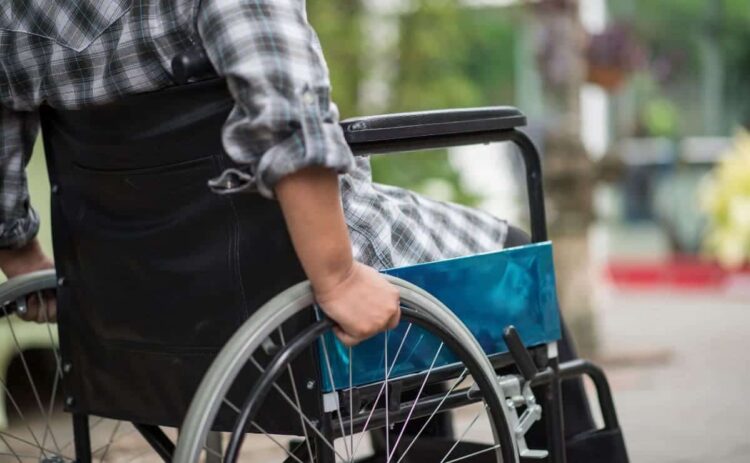 Persona con esclerosis múltiple en silla de ruedas