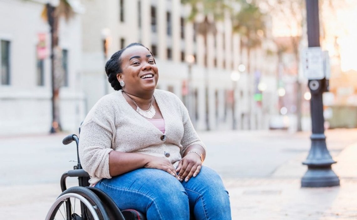 persona con espina bifida discapacidad silla de ruedas