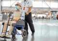 persona con movilidad reducida aeropuerto aena silla de ruedas