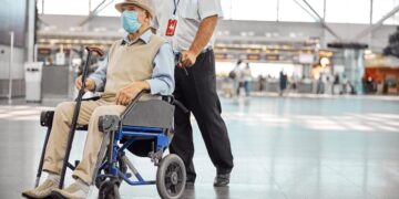 persona con movilidad reducida aeropuerto aena silla de ruedas