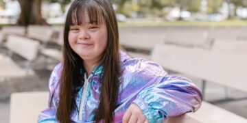 Persona con síndrome de Down sonriendo discapacidad
