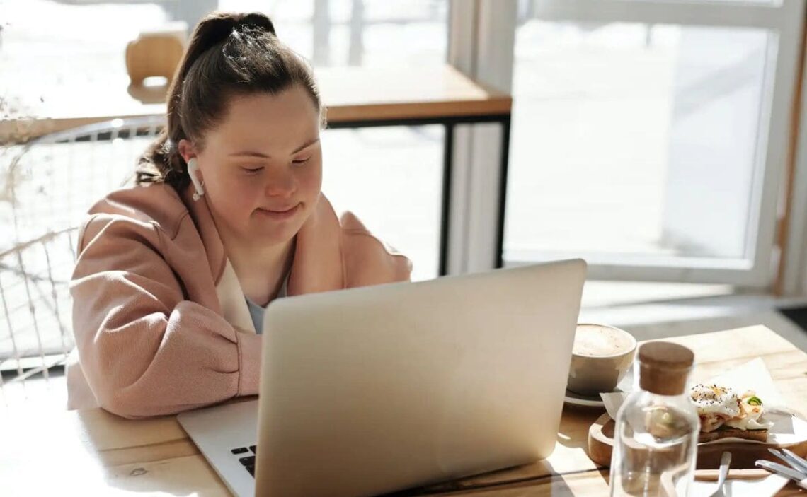 Persona con síndrome de Down trabajando discapacidad