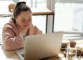 Persona con síndrome de Down trabajando discapacidad
