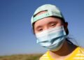 persona con sindrome de down y mascarilla covid-19 coronavirus