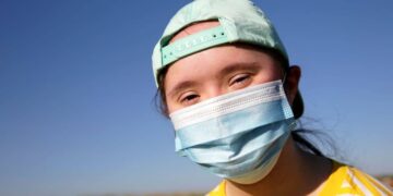 persona con sindrome de down y mascarilla covid-19 coronavirus