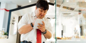 Persona con discapacidad en su puesto de empleo