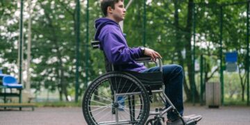 Persona con discapacidad en silla de ruedas que puede optar a la pensión por invalidez