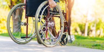 persona discapacidad silla de ruedas Madrid