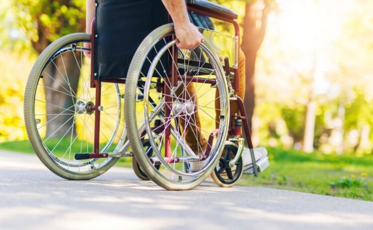 persona discapacidad silla de ruedas Madrid