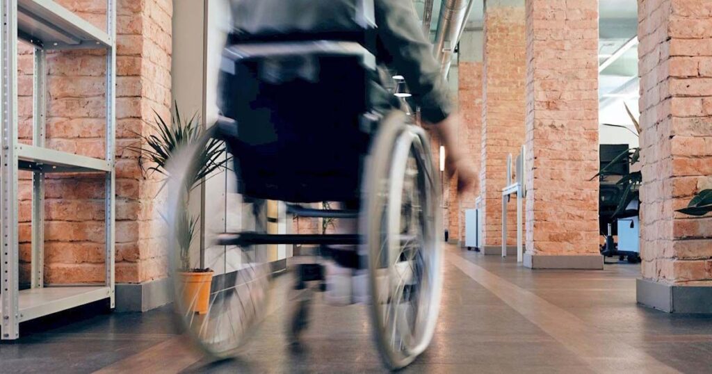 Persona con discapacidad en silla de ruedas