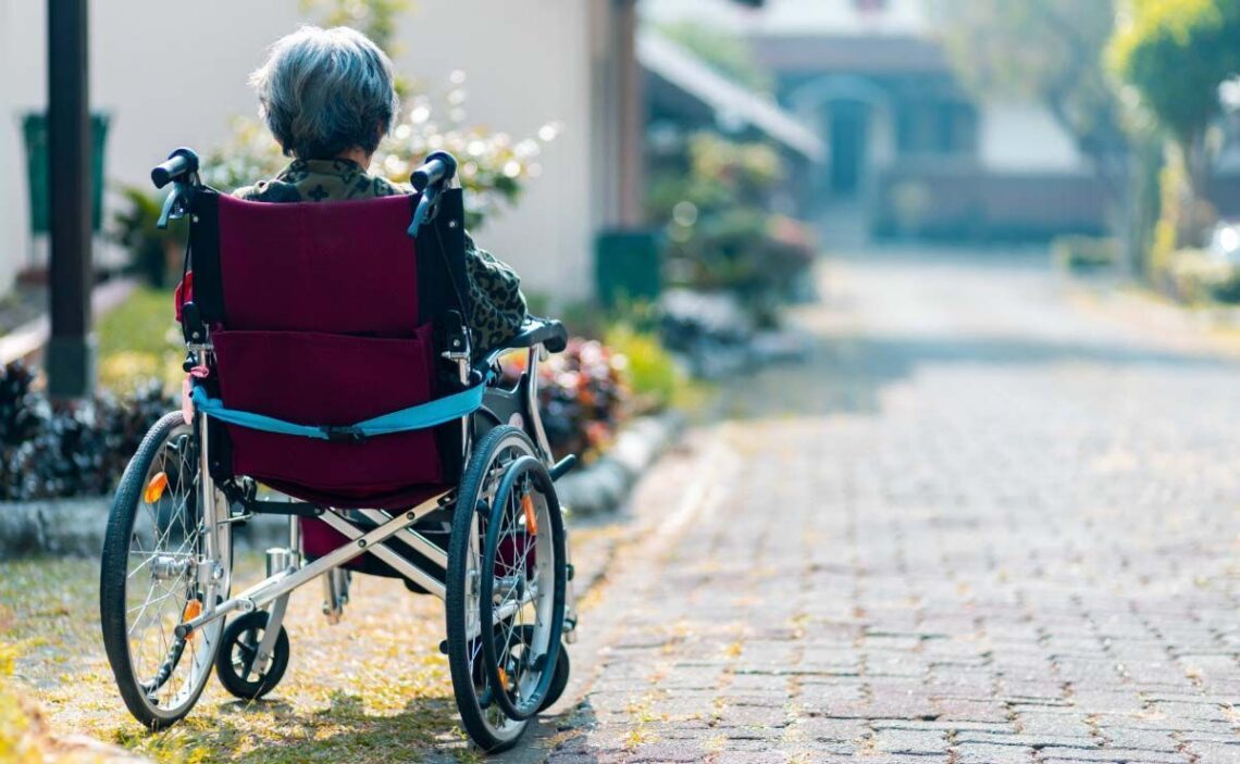 Persona mayor en silla de ruedas