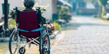 Persona mayor en silla de ruedas