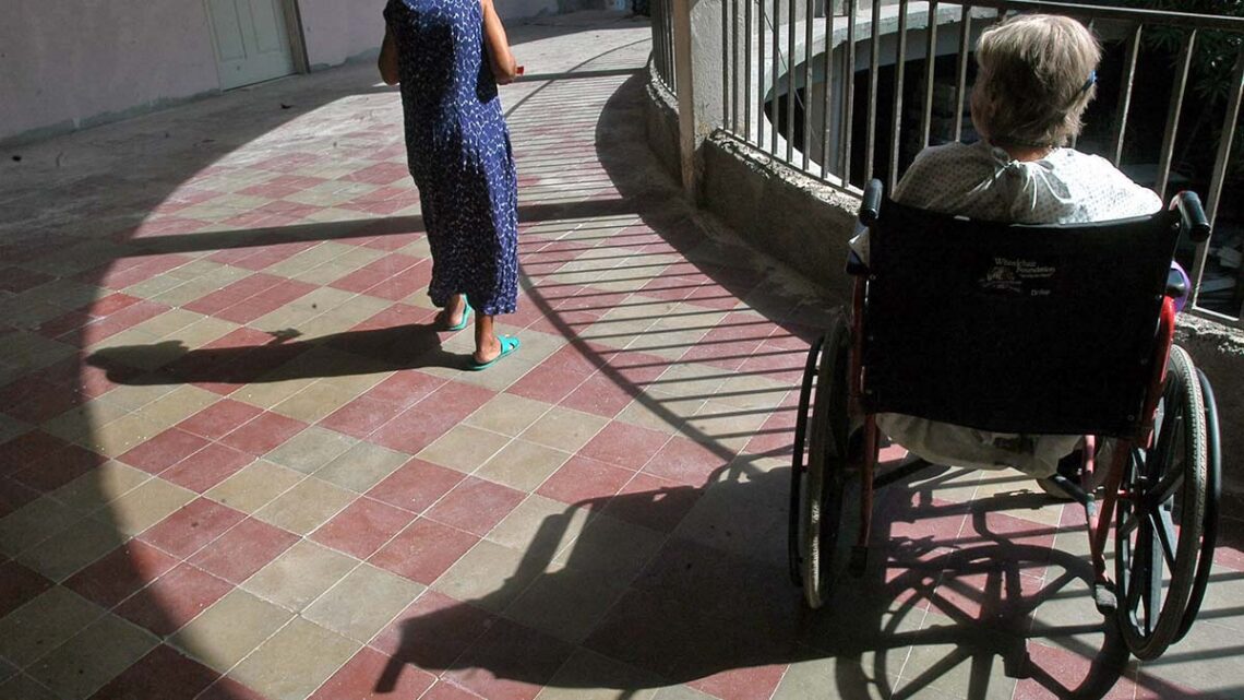 Mujer en silla de ruedas con discapacidad