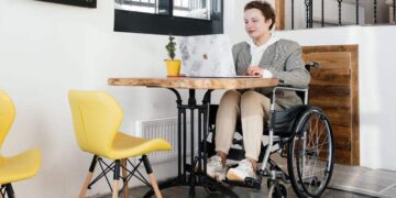 Persona con discapacidad busca información en la web del IMSERSO sobre las ayudas a la discapacidad